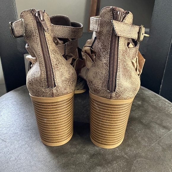 Dollhouse Womens Brown Faux
Leather Block Heels
NWOT - Picture 3 of 8